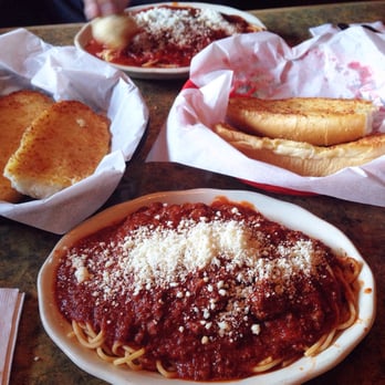 Vince's Spaghetti - Spaghetti with meat sauce with garlic and cheese bread - Italian Near Me - Rancho Cucamonga, California