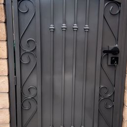 Side gate. Side gate.