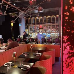 Maxime's - Huge bar area