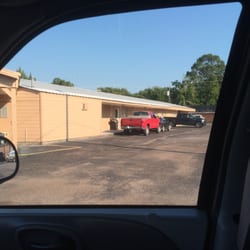 Alvin Extended Stay - Rooms behind Office.