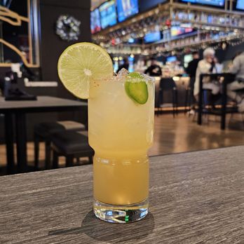 32 Brews Street - Breweries Near Me - Elk Grove, California