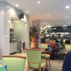 Giovannis Deli Lounge - Interior shot - bright, clean and warm!