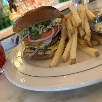 Bistro Du Jour - Burger Américain - French Near Me - Washington, DC, District of Columbia