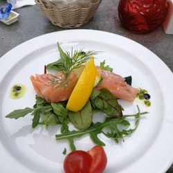 Bollinis Restaurant - Laks med stenbiderrogn og dejligt lunt og hjemmebagt brød til forret