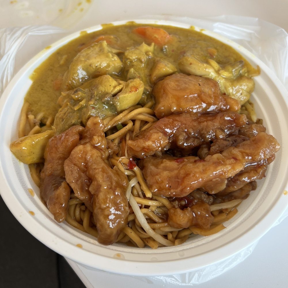 Yip's - General Tso chicken Curry chicken Over Lo mein $8.75 - Chinese Near Me - New York, New York Yip's - General Tso chicken Curry chicken Over Lo mein $8.75 - Chinese Near Me - New York, New York
