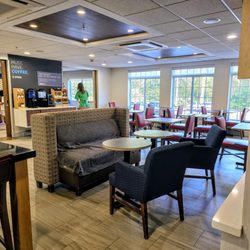 Holiday Inn Express & Suites Boston - Marlboro - Breakfast Room at Holiday Inn Express & Suites Boston- Marlboro