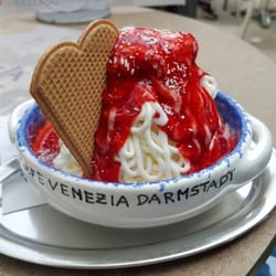 Eis Salon Venezia - Einmal Spaghettieis mit Joghurteis und ohne Sahne bitte!