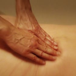 Alles in Fluss - Die Lymphologische Ganzheitstherapie (LGB) erfordert viel Fingerspitzengefühl beim Auffinden von Lymphblockaden.