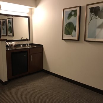 Hyatt Place Topeka - Wet bar - Hotels Near Me - Topeka, Kansas