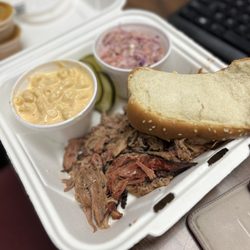 Butcher Paper BBQ - Pulled pork with smoked mac 'n cheese & coleslaw