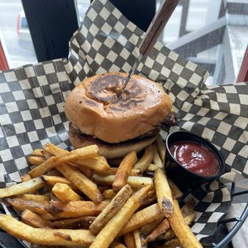 RMU Truckee - Underground burger - Bars Near Me - Truckee, California