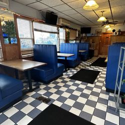 Blue House Family Pizza Salem - Seating