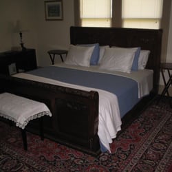 Belvedere Suites - King studio bed