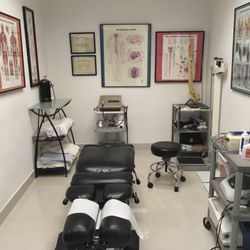 Roxy Barber Acupuncture & Aesthetics - Adjusting Room