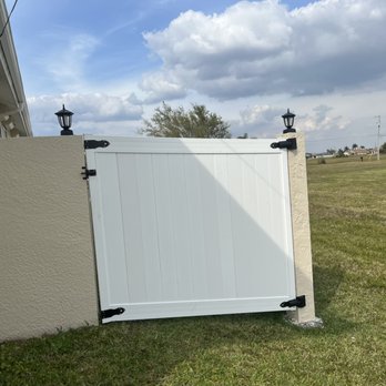 Mr Miranda Fences - a white vinyl fence with black hardware - Fences & Gates Near Me Mr Miranda Fences - a white vinyl fence with black hardware - Fences & Gates Near Me