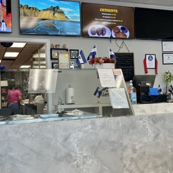 El Rinconcinto Salvadoreño - La Plata - Place orders at the counter.  Drinks in the cooler to the left.