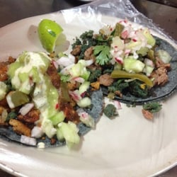 Taquería Los Arcos - Yo escogí uno de carne asada y otro de bistec, ambos con chorizo verde y todo lo demás con tortillas azules.