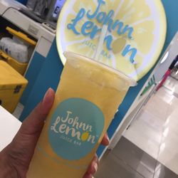 Johnn Lemon - Large lemon green tea has a bitter aftertaste.