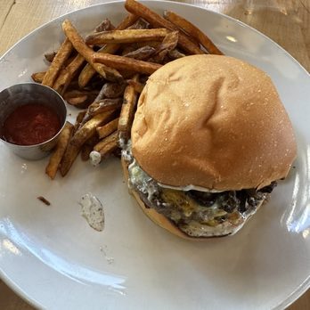 North Fork Tavern - Truffle burger - New American Near Me - Eugene, Oregon North Fork Tavern - Truffle burger - New American Near Me - Eugene, Oregon