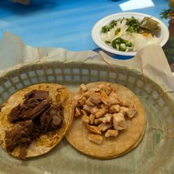 Taco barbacoa y de pollo (ft. salsa bar items)