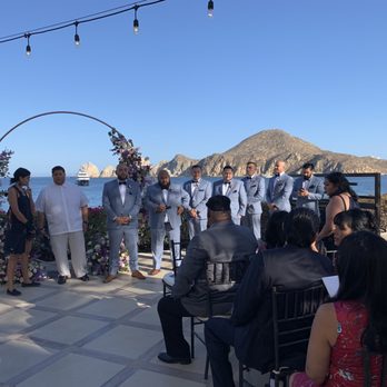 Cabo Linens Things And More - Gorgeous wedding arch in rose gold with complementary florals..... - Wedding Planning Near Me - Los Cabos, BCS