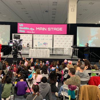 LA Cookie Con - Waiting to see Rosanna Pansino on the main stage - Unofficial Yelp Events Near Me