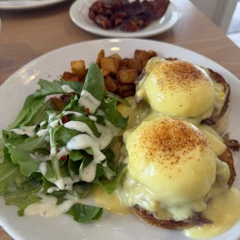 Aloha Kitchen - Eggs Benedict - Breakfast & Brunch Near Me - Honolulu, Hawaii