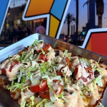 Guerrilla Pizza - Burger Time

Ground Chuck, 3 Cheese Blend, Lettuce, Tomato, Pickle, White Onion, Silverback Burger Sauce - Pizza Near Me - Las Vegas, Nevada