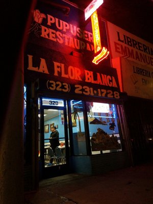 La Flor Blanca by null