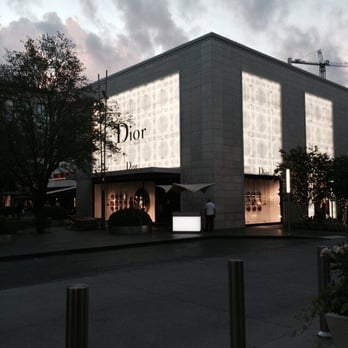 River Oaks District - Flagship Dior - Shopping Centers Near Me - Houston, Texas