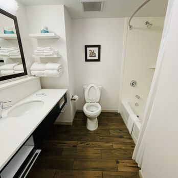 Hampton Inn & Suites Fort Mill - Bathroom - Hotels Near Me - Fort Mill, South Carolina Hampton Inn & Suites Fort Mill - Bathroom - Hotels Near Me - Fort Mill, South Carolina