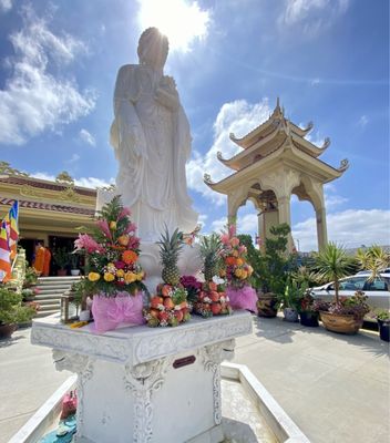 Chua Dieu Ngu Buddhist Temple by null