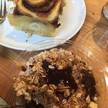 Zeit für Brot - Cinnamon roll and muesli with chia - Bakeries Near Me - Berlin, BE
