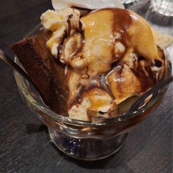 Kaminsky's Dessert Cafe - Brownie with a scoop of vanilla - Coffee & Tea Near Me - Charleston, South Carolina