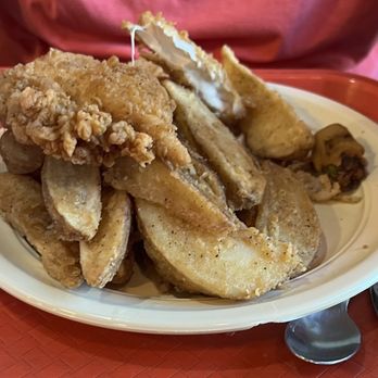 JL's Bar-B-Q - Chicken strips, wedges, okra. Piled. - Barbeque Near Me - Pryor, Oklahoma