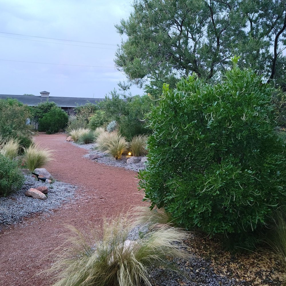 Thunderbird Hotel - The courtyard - Hotels Near Me - Marfa, Texas