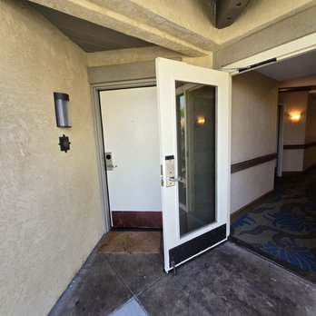 Humphreys Half Moon Inn - Avoid 212 Junior Suite. Constant noise from the other entrance door and the stairs. - San Diego, CA