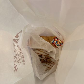 Carlo's Bake Shop - Classic Birthday Cake Cannoli Pecan toffee blonde - Patisserie/Cake Shop Near Me - New York, New York