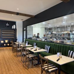 Truffle Pig Winery & Vineyards - Indoor dining