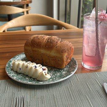 1906 Fine Dining - Bread with Mocktail - New American Near Me - Kennett Square, Pennsylvania