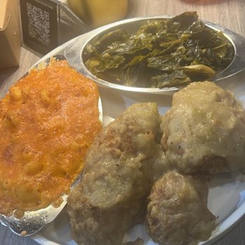 Sweet T'S Southern Eatery - Smothered chicken, Mac n cheese , collard greens. Strawberry tea - Southern Near Me - Teaneck, New Jersey