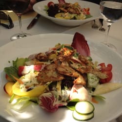 Chefsalat mit Pouletstreifen und frische Früchten.