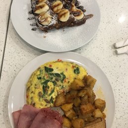 Banana bread French toast, vegetable omelette with turkey bacon Banana bread French toast, vegetable omelette with turkey bacon