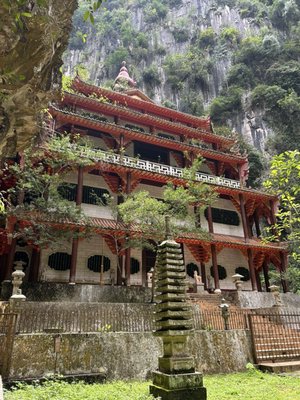 Sam Poh Tong Temple by null
