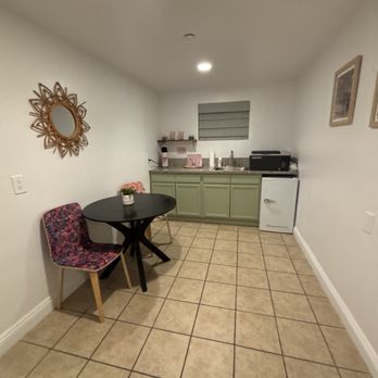 Fleur Noire Hotel - Suite kitchen - Hotels Near Me - Palm Springs, California Fleur Noire Hotel - Suite kitchen - Hotels Near Me - Palm Springs, California
