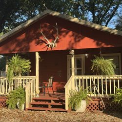 Caddo Lake Hideaway - Beautiful front porch and entrance