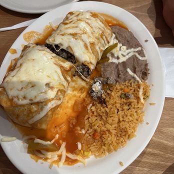 El Sombrero Mexican Restaurant - Huge burrito - Mexican Near Me - Fox River Grove, Illinois El Sombrero Mexican Restaurant - Huge burrito - Mexican Near Me - Fox River Grove, Illinois