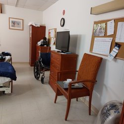 Englewood Community Hospital - Small double room, must ask for linen change, garbage pick up, meals miniscule portions, no choices, items missing.