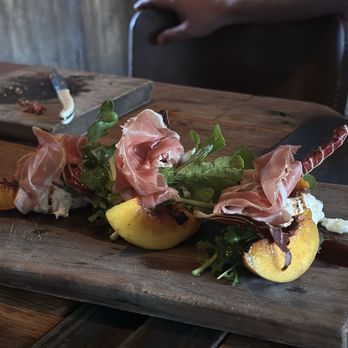 Gjelina - Grilled nectarine prosciutto and burrata salad - New American Near Me - Venice, California Gjelina - Grilled nectarine prosciutto and burrata salad - New American Near Me - Venice, California