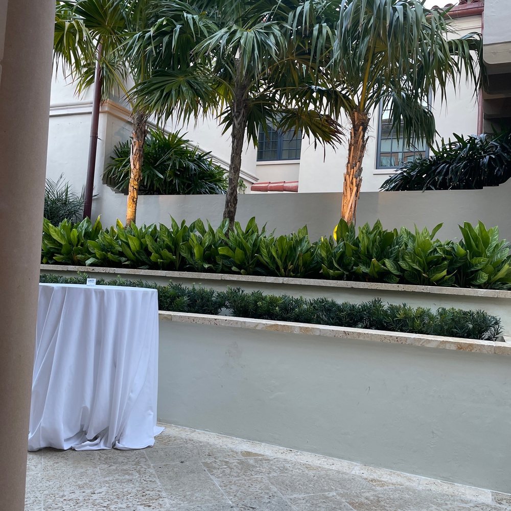 Henry's Palm Beach - Bars Near Me - Palm Beach, Florida